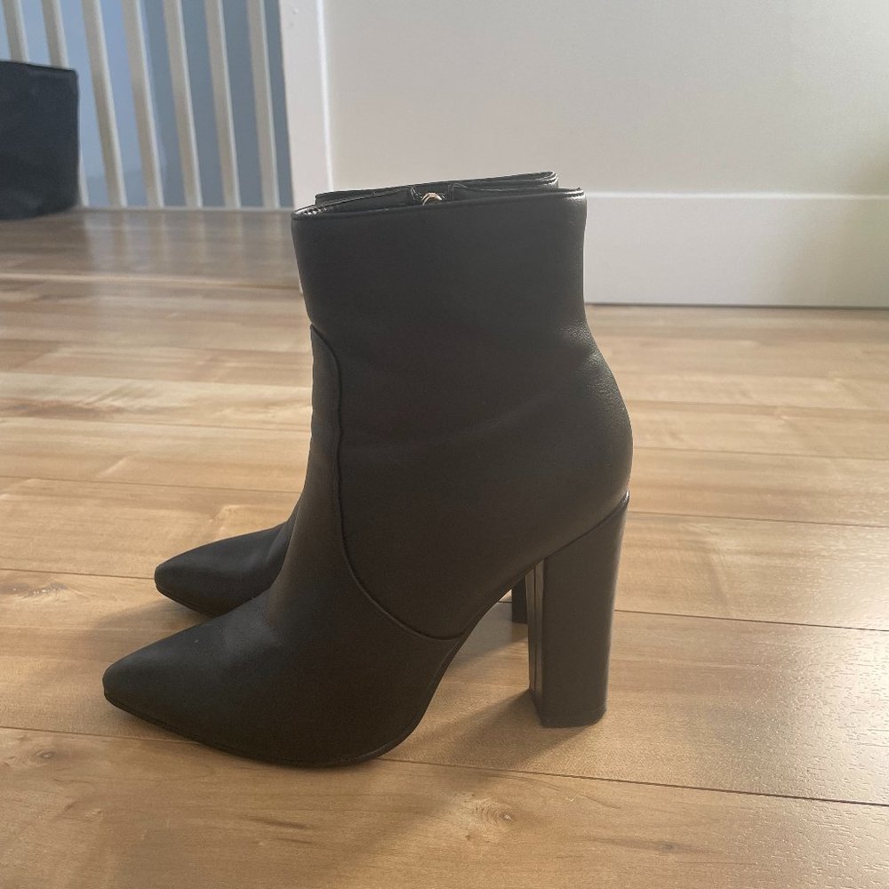 IDIFU - Pointed Toe High Heel Bootie (4" Heel) - Black - Gold Zipper - US 6